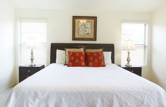 Near Great Shopping & Dining! Pool Table & Games! - Foto 9