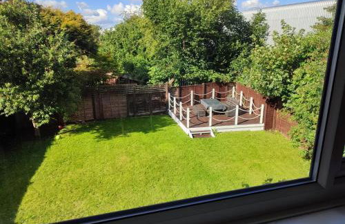 4-bed quiet cul de sac location with large secure off road parking for 4 cars - Foto 18