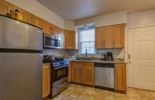 3BR Colonial House with Parking by CozySuites - Foto 20