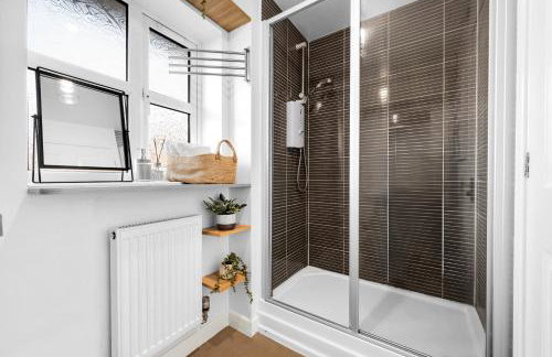 Stylish 3BR Home - Sleeps 7 - 15 Min to City Centre, Parking Garden & Fast Wi-Fi - Foto 22