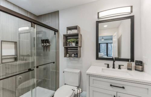 RiverEdge Haven Hot Tub, 5 Beds, Kayaks Near ND - Foto 49