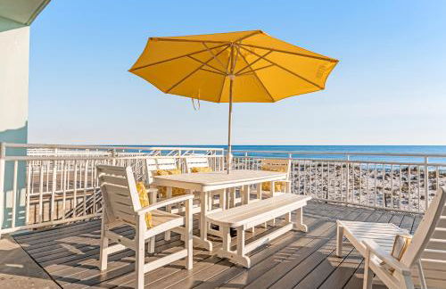 Dog-friendly beachfront dream with a wet bar & two furnished balconies - Foto 43