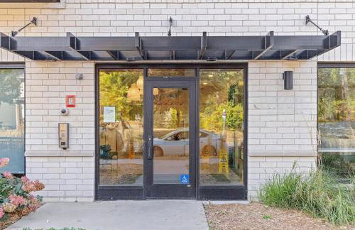 Luxury 1BD Gym Rooftop Street Parking by DT UMN - Foto 45