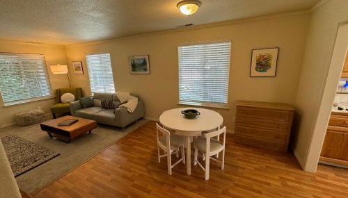 Charming Downtown Cottage - Photo 3