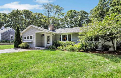 1 Story Family Home Half Mile to Beach with Patio , Grill, Office with Twin Beds, Peaceful Wooded Setting, Spacious Driveway, Garden Views, Walk to Shore, Perfect Cape Cod Getaway for Families - Foto 12