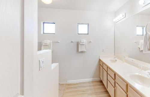 Renovated condo with updated floors, pool, hot tub & mountain views - Foto 16