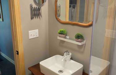 Cabin in the woods with fire pit and porch - Foto 4