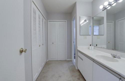 Fantastic 2 BR Apt + Den @Crystal City With Gym - Foto 36