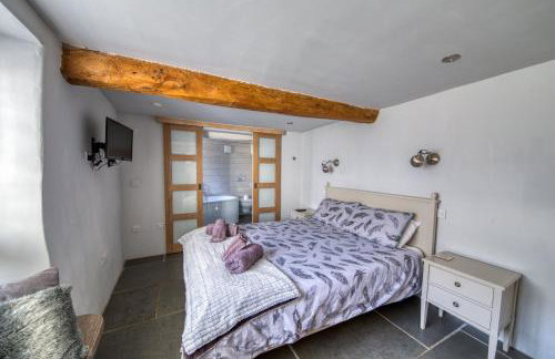 Putsborough Manor 3 Self Catering Cottages with Beach a short walk, dog friendly all year, On site Tennis, Play Area, Paddock, Spa baths, BBQ, Private Gardens, Superfast WIFI - Photo 37