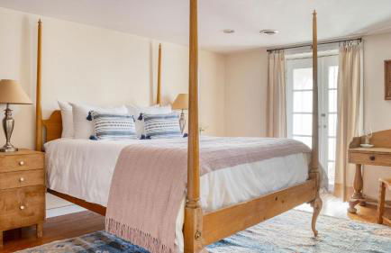 Historic & Secluded Estate on the Hudson River w/ Pool Sleeps 24 River House by Avantstay - Foto 79