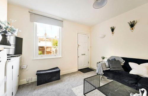 Central Canterbury Gem New Refreshed Decor Sunny Deck Outdoor Furniture FREE Parking 2BR 2BA TOP Location - Foto 60