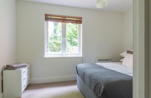 Spacious 2BR Flat - 2 Free Parking Spaces - Near LGW Airport - Foto 13