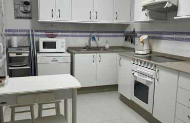 La Bodega del Mar - Luminoso y céntrico apto con piscina en verano y parking - Foto 4