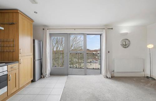 Modern 2 bed 2 bath with Balcony in Rayners lane Pinner Harrow near Wembley Greater London - Photo 27