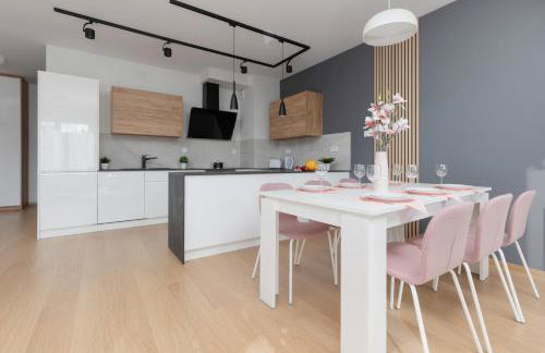 Metro Kondratowicza Warsaw Apartment with Parking by Noclegi Renters - Foto 3