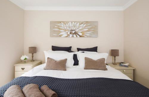 " Orchard Croft Lodge ", New Property, DOG FRIENDLY, Ideal for all Goodwood Events, 5 Minutes from Southend Barns, 9 Minutes From Sandy West Wittering Beach, 2 Bathrooms, Can Sleep 8 On Request, ' Starlink ' Wi-Fi & Sky Sports, Zip & Link Super-King beds - Foto 23