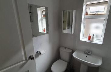 Lovely 3 Bedrooms Flat Near Romford Station With Free Parking - Foto 25