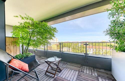 GuestReady - Chic Stay with Jacuzzi and Parking - Photo 16