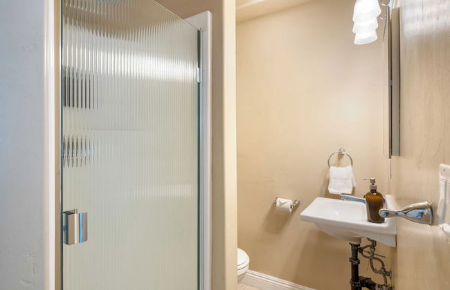 Grand Contento by Avantstay Extraordinary Estate w/ Pool & Movie Room - Photo 12