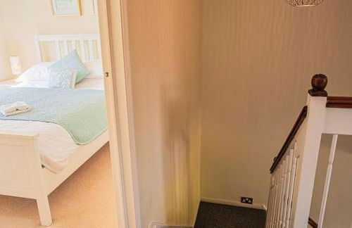 Central 2 Bed House w/ Garden and Free Parking! - Photo 22