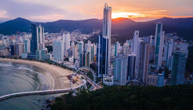 Vista panorâmica da roda-gigante de Balneário Camboriú