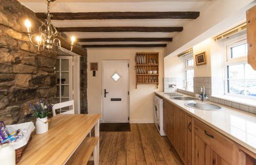 The Cottage on the Square, Wensley - Derbyshire Country Cottage. - Photo 28