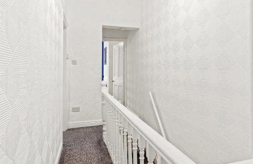 Manchester Contractor House - Fast WiFi - Sleeps 7! - Foto 3