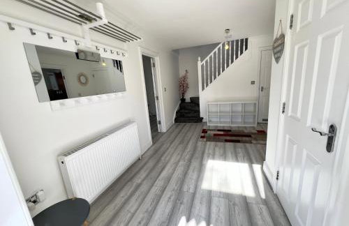 Spacious 3-Bed Home with Garden, Private Parking, Smart Tv's, Fast Wi-Fi - Photo 36