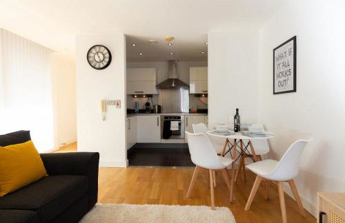 Central Gem: Cosy 2BR with Private Balcony - Foto 28