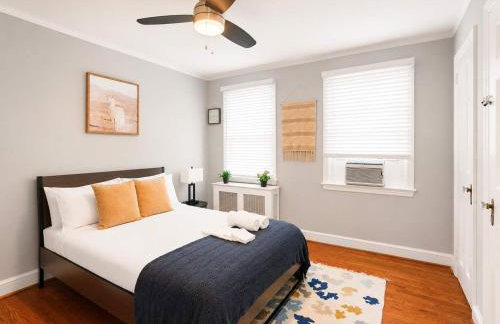 Charming Townhouse Retreat by CozySuites - Foto 10