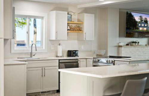 Lakefront - Spacious Family Getaway with Dock! - Foto 14