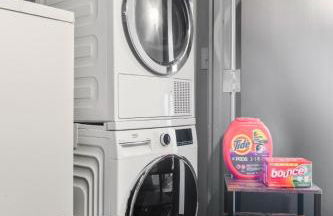 Beautiful Downtown Apartment with Pool, Laundry, Parking - Foto 4