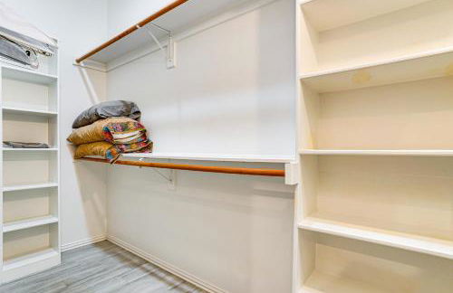 Group-Friendly Burleson Getaway with Outdoor Oasis - Foto 4