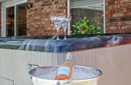 Cozy 5BR Pool House with Hot Tub Near The Lake - Foto 2