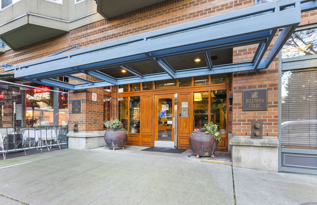 Corner Unit in the Middle of It All - Foto 13