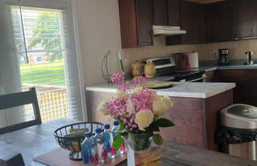 Great 4BR Home Near Emerald Pointe & Downtown - Foto 3