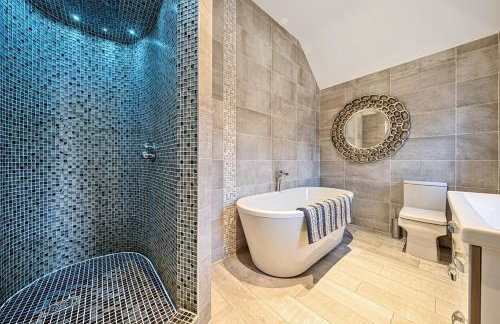 Luxurious Modern Henley Home with Pool & Hot Tub, 5 Bedrooms, Parking - Foto 27