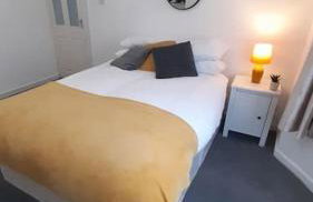 Free Parking Spacious Home - Photo 17