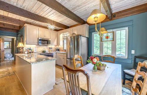 Enchanting Highlands Cottage with Pond and Waterfall - Foto 7