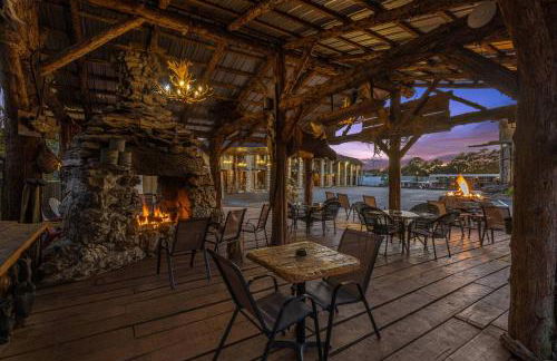 Stonegate Lodge King Bed, WIFI, 50in Roku TV, Salt Water Pool Room #103 - Foto 1