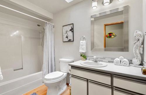 Charming and Spacious House with Relaxing Huge Deck - Foto 20