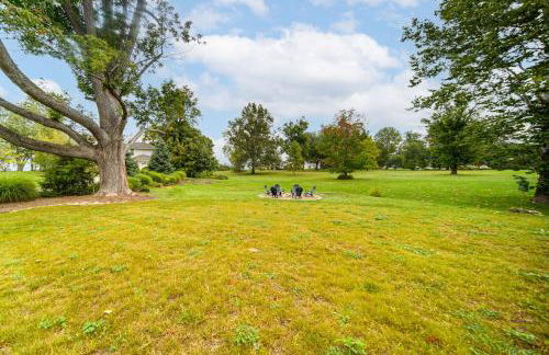 Walk to Lake Erie Sleek Retreat with Screened Patio - Foto 25