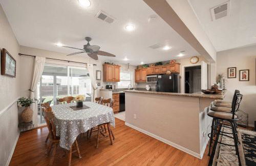 Walk to the Beach Private Backyard and Fire Pit - Foto 18