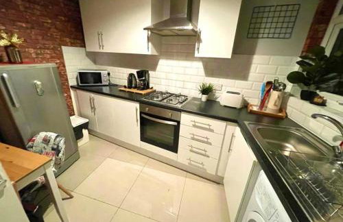 Shoreditch Cinema & Sauna retreat- 2BDR House with Garden & Games Room - Sleeps 6 - Photo 26