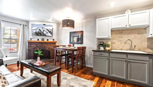 Copper Bottom Inn Upgraded 1-Bedroom, Electric Fireplace, Full Kitchen, WiFi, Walk to Slopes, Portable AC CBI-108 by KBM - Foto 3