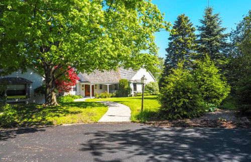 2 Living Areas, Tennis! Waterfront Suttons Bay Gem - Foto 43