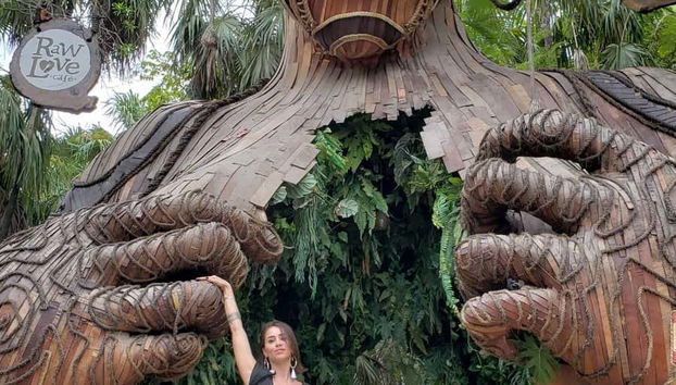 Prenez une photo devant la scultpure Ven a la Luz