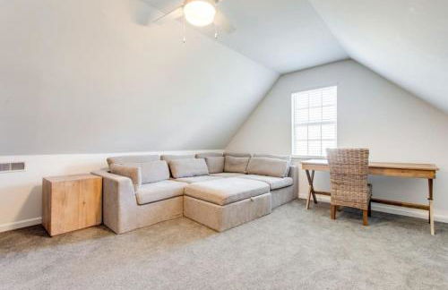 Game Room Fenced backyard Sleeps 10 Fire Pit - Photo 31