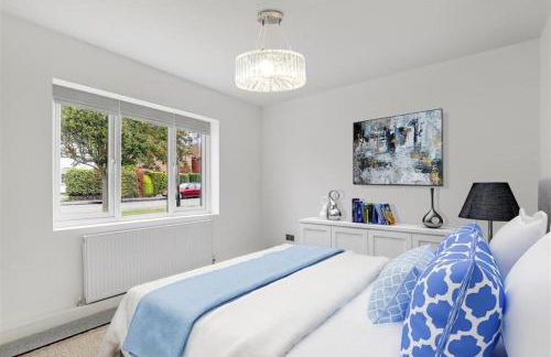 Brand New 4 Bed Deluxe Modern Villa - Sleeps 9 - Private Parking & Garden - Foto 9