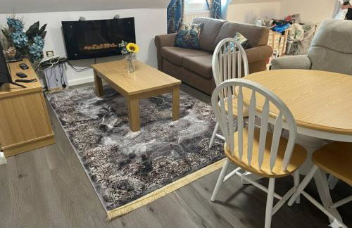 Broad Oak Stays 2BR Flat for 6 with Parking - Photo 4